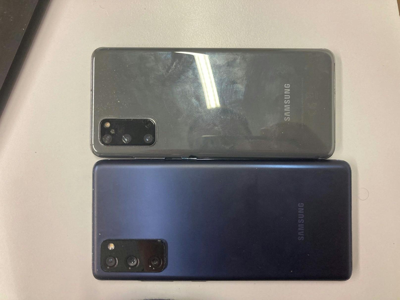 Samsung Galaxy S20 FE (SM-G780G), ohne SIM-Karte, Farbe dunkelblau mit schwarzer Hülle - wurde auf Werkseinstellungen zurückgesetzt