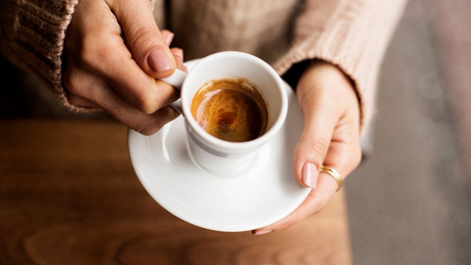 <strong>KAFFEE!</strong> Der kritische Inhaltsstoff bei Kaffee ist das Koffein. Der Toxikologe erklärt: "In kleinen Mengen genossen wirkt es anregend. In großen Mengen kann es zu einer akuten Koffeinvergiftung kommen. Langfristig kann Koffein zu Herz-Kreislauf-Problemen oder Bluthochdruck führen." Deshalb gilt: Kaffee ja - aber nur in Maßen. Als Richtwert nennt Schleh die Einschätzung der Europäische Behörde für Lebensmittelsicherheit. Diese gibt an, dass eine Einzeldosis an Koffein von 3 Milligramm pro Kilogramm Körpergewicht für die Gesundheit unbedenklich ist.