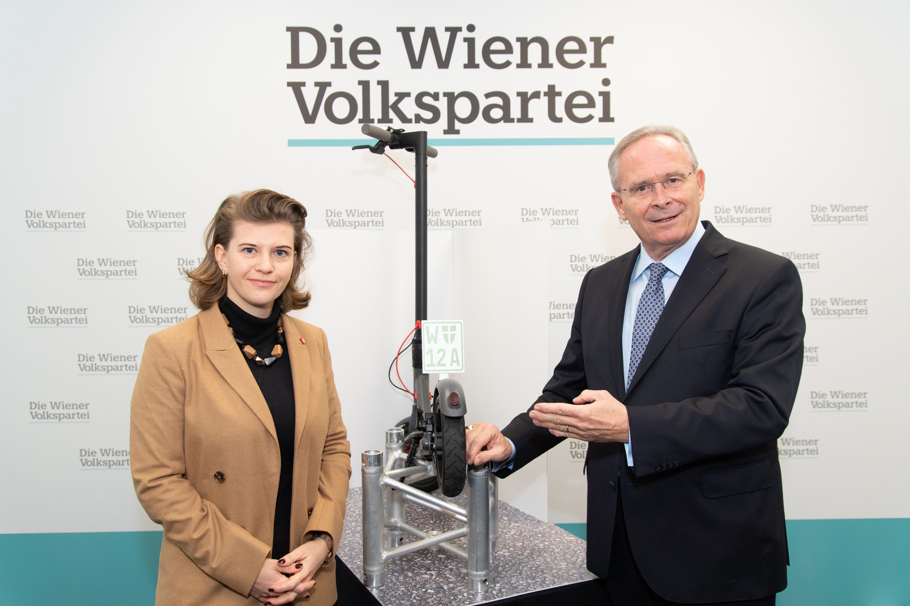 Wiens ÖVP-Landesparteiobmann Karl Mahrer und Verkehrssprecherin Elisabeth Olischar fordern unter anderem Nummerntaferl für E-Scooter.