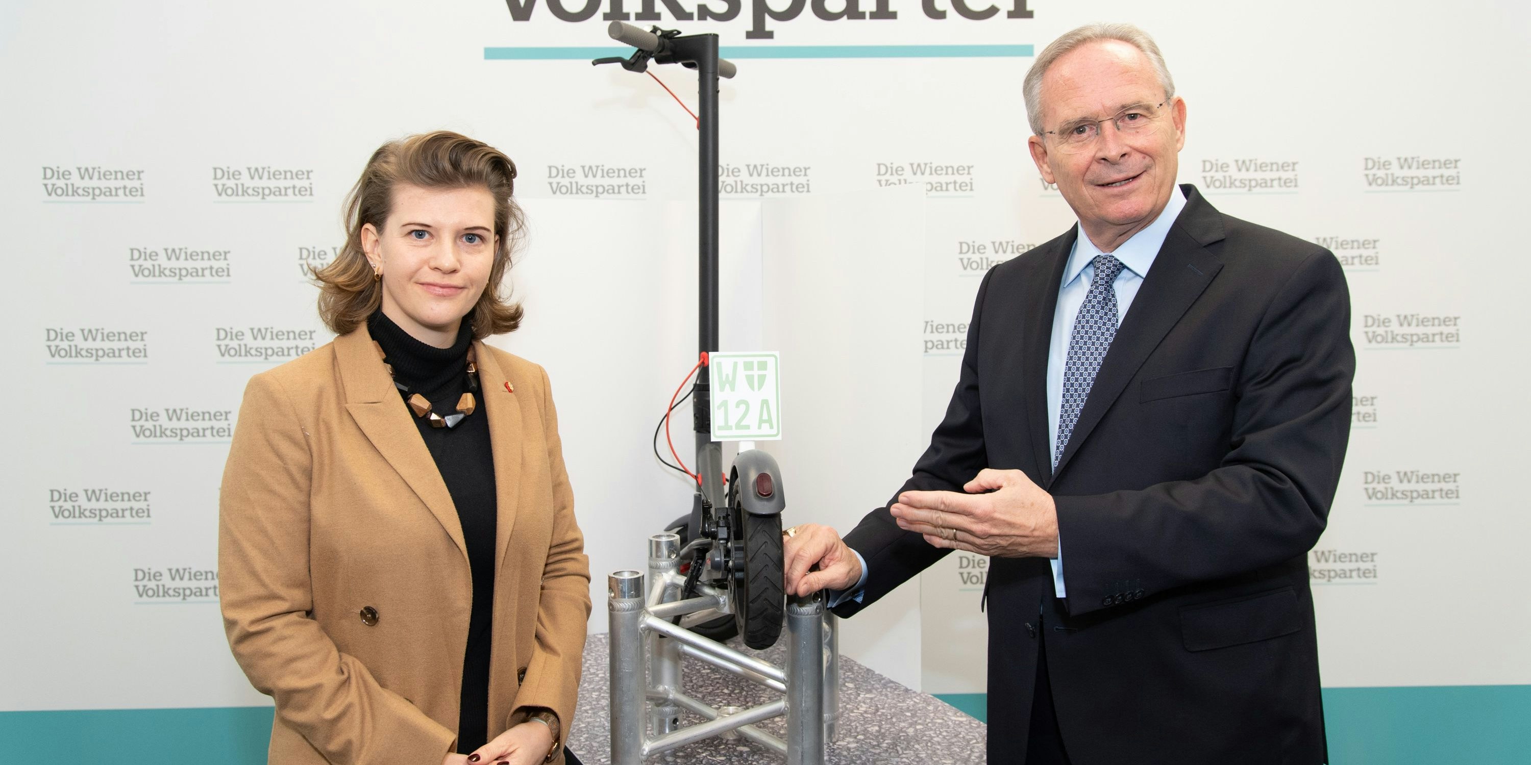 Wiens ÖVP-Landesparteiobmann Karl Mahrer und Verkehrssprecherin Elisabeth Olischar fordern Nummerntaferl für E-Scooter.