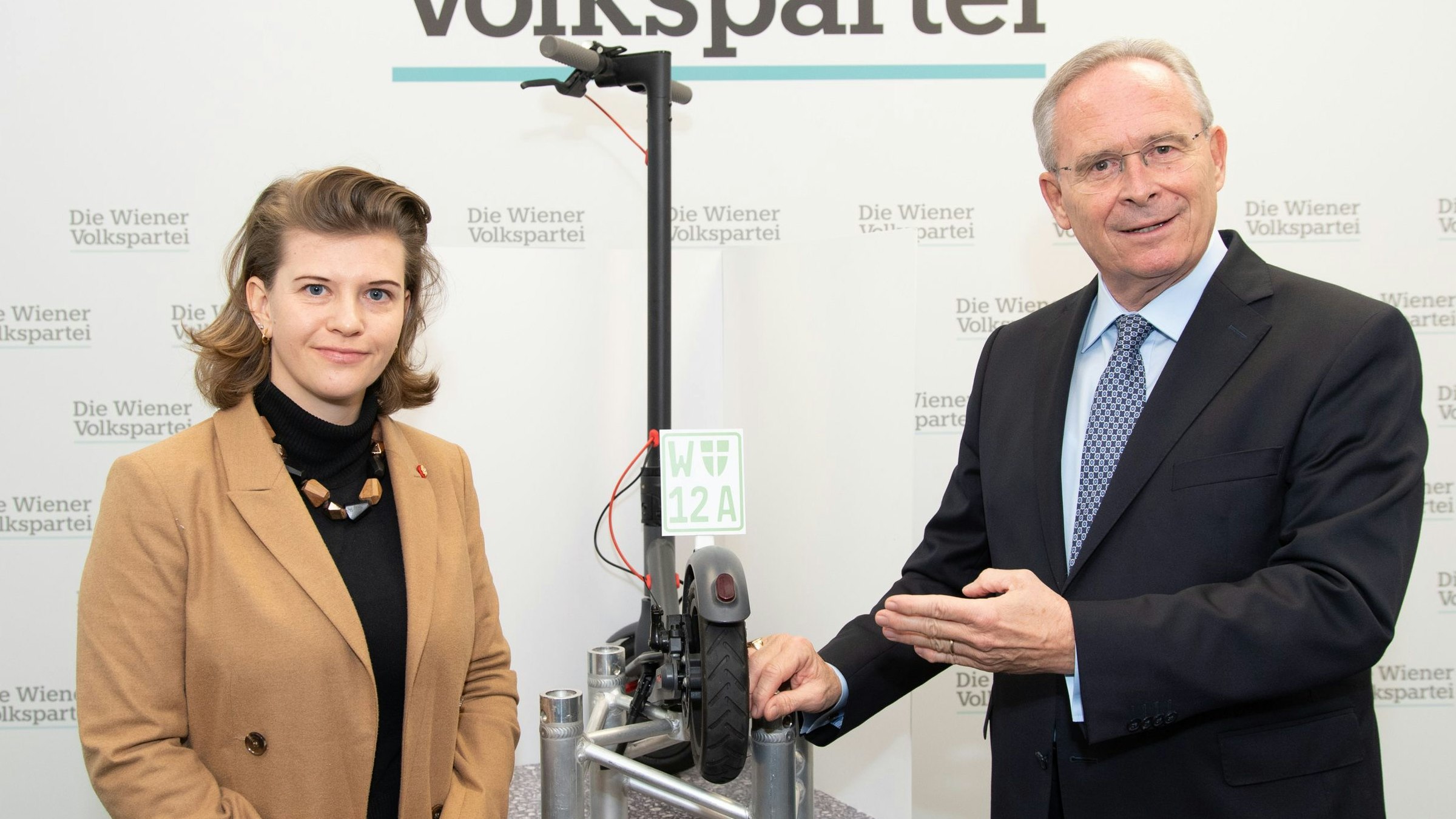 Wiens ÖVP-Landesparteiobmann Karl Mahrer und Verkehrssprecherin Elisabeth Olischar fordern Nummerntaferl für E-Scooter.