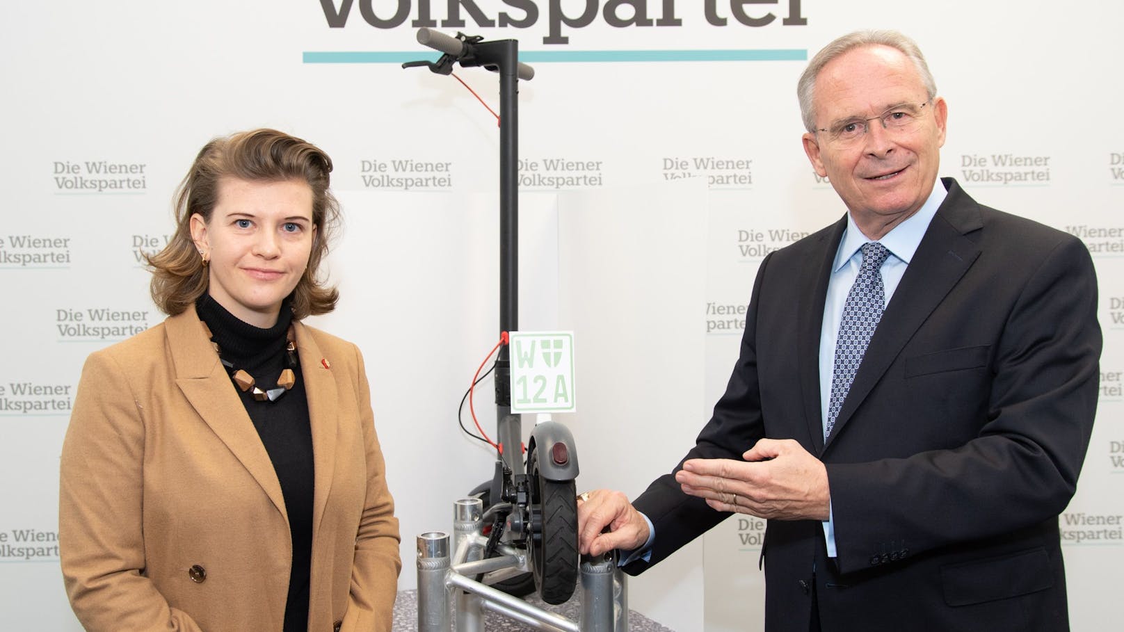 Wiens ÖVP-Landesparteiobmann Karl Mahrer und Verkehrssprecherin Elisabeth Olischar fordern Nummerntaferl für E-Scooter.