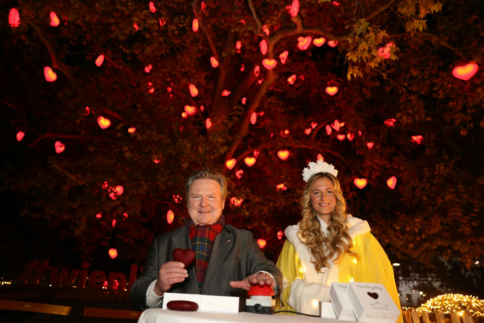 Der Stadtchef und das Christkind bei Herzerlbaum-Eröffnung.&nbsp;