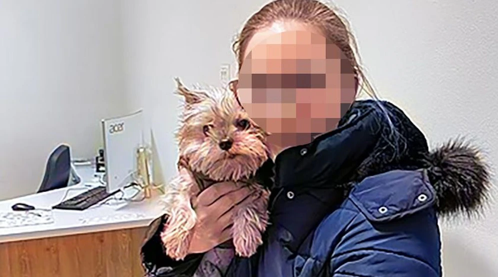 Frauchen Sarah hat ihre geliebte Lily am Arm – nur wenige Wochen nach einem vermeintlichen Magenleiden war der Hund tot.
