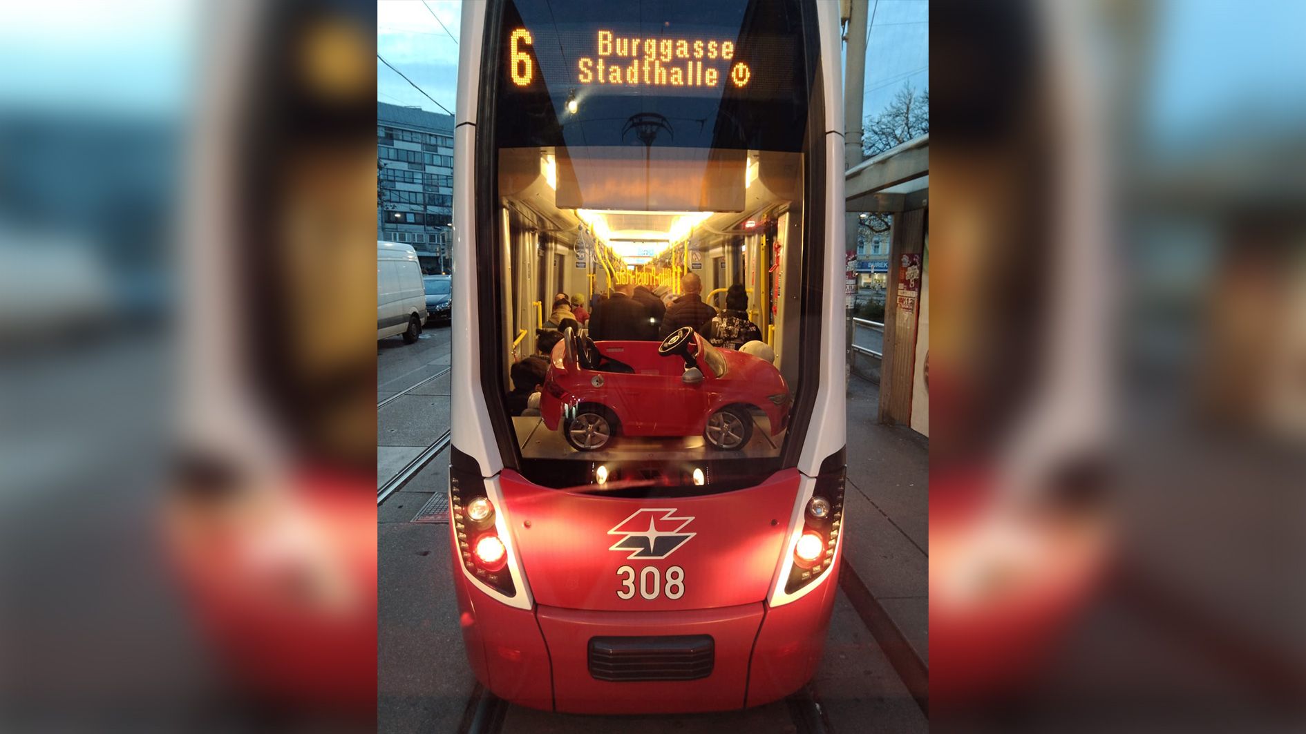 Die Straßenbahn sorgte am Dienstag für jede Menge Lacher. 