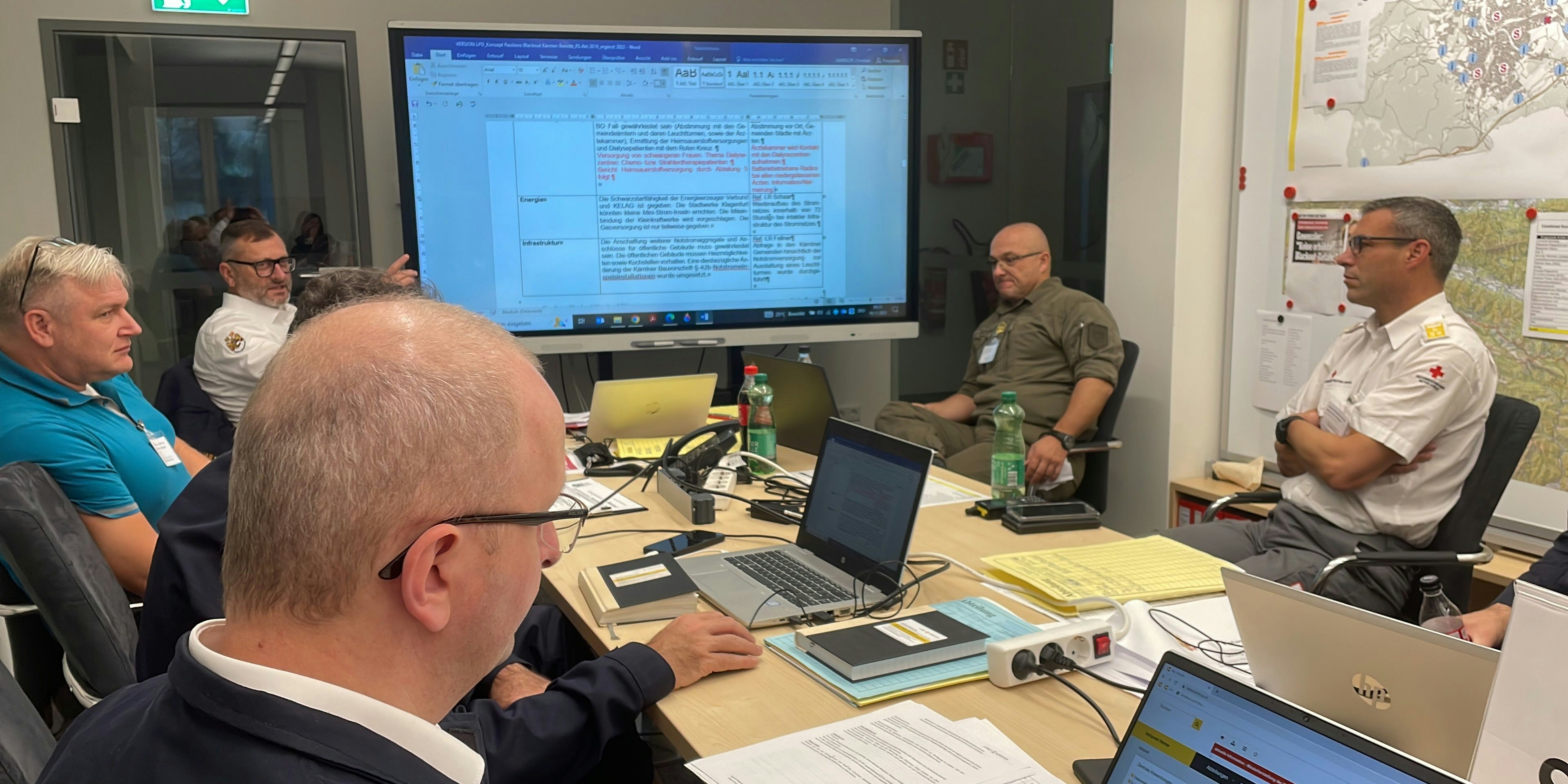 Der Krisenstab bei der Arbeit.