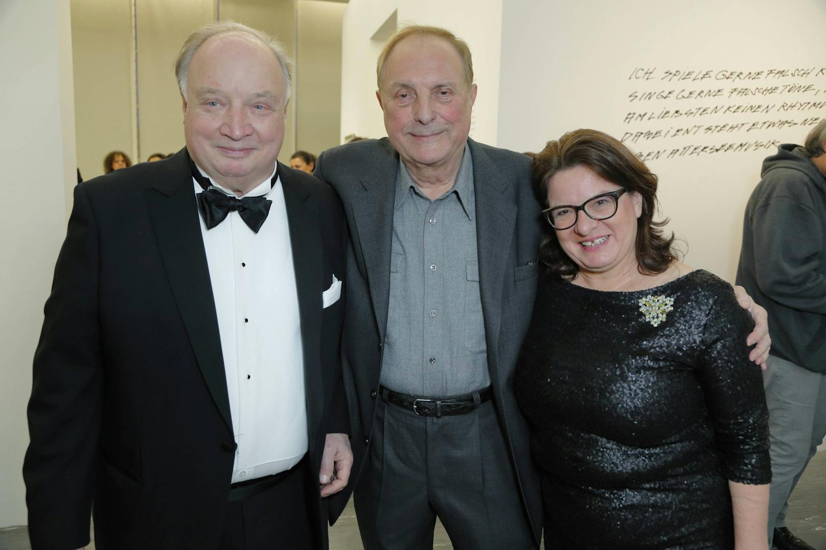 Auch Hans Rauscher (links) liest vor. Am Bild mit seiner Ehefrau und Christian Ludwig Attersee.
