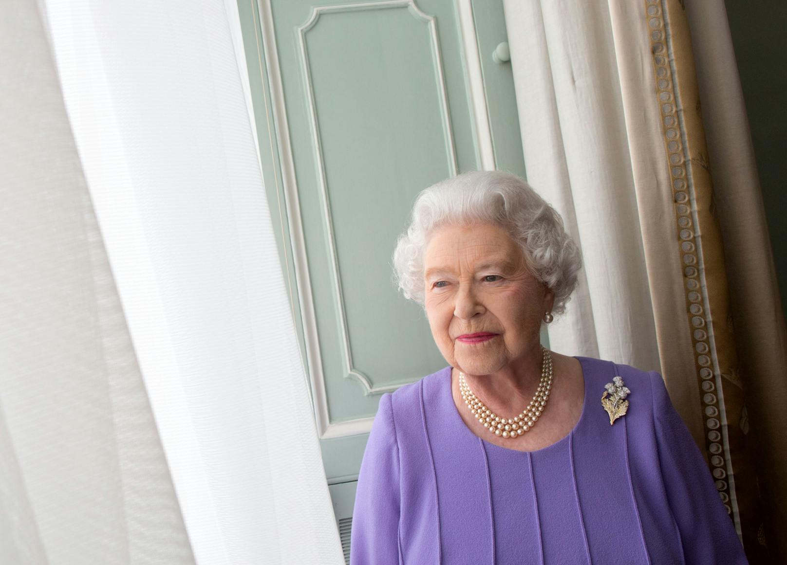 Der wohl berührendste Todesfall mit dem größten Medieninteresse im Jahr 2022: <strong>Queen Elizabeth II.</strong> starb am 8. September im Kreise ihrer Familie. Die Rekord-Regentin wurde 96 Jahre alt. Ihr Begräbnis wurde 9 Stunden lang vom ORF übertragen.