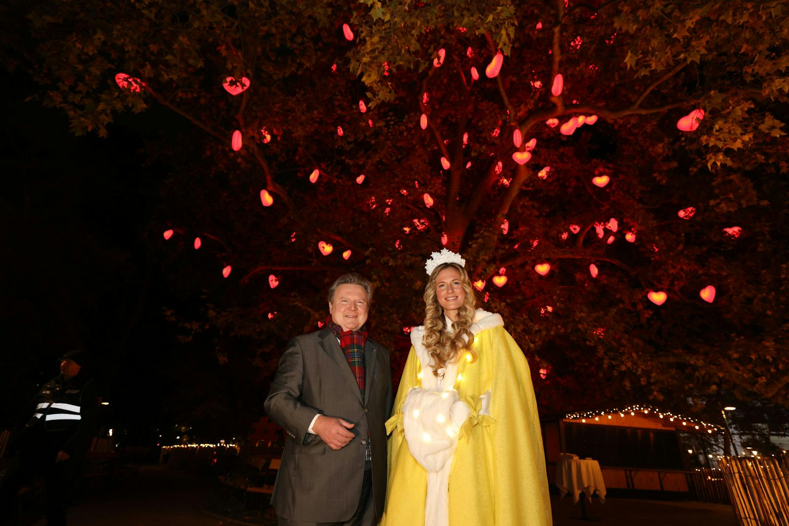 Michael Ludwig und das "Christkind" Angelina. 