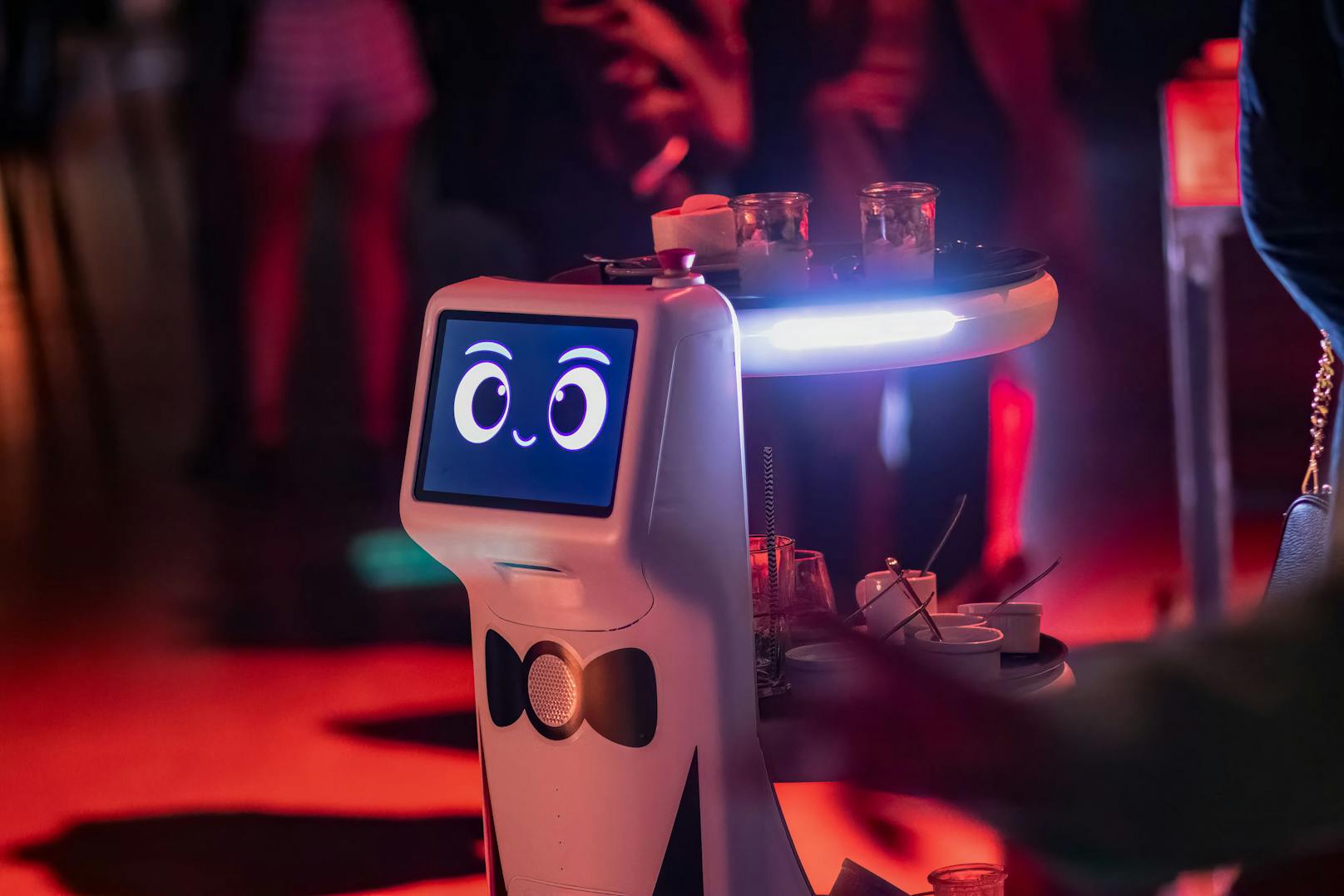 Service-Roboter für das Hotel- und Gastgewerbe: United Robotics Group stellt ersten "Cobiot" vor.