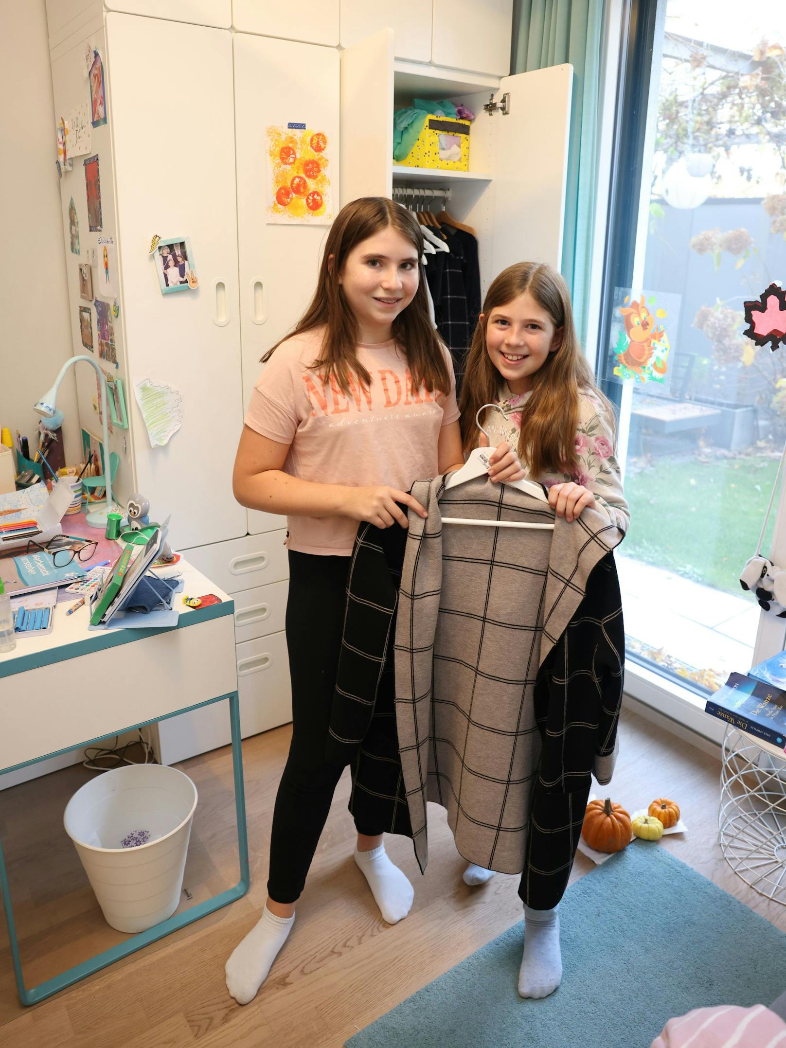 Eva (12) und Elisabeth (10) teilen sich Kleidungsstücke, kaufen Secondhand. Die Jacke haben sie von der Nachbarin geschenkt bekommen, auch die Mama darf sie ab und an tragen.