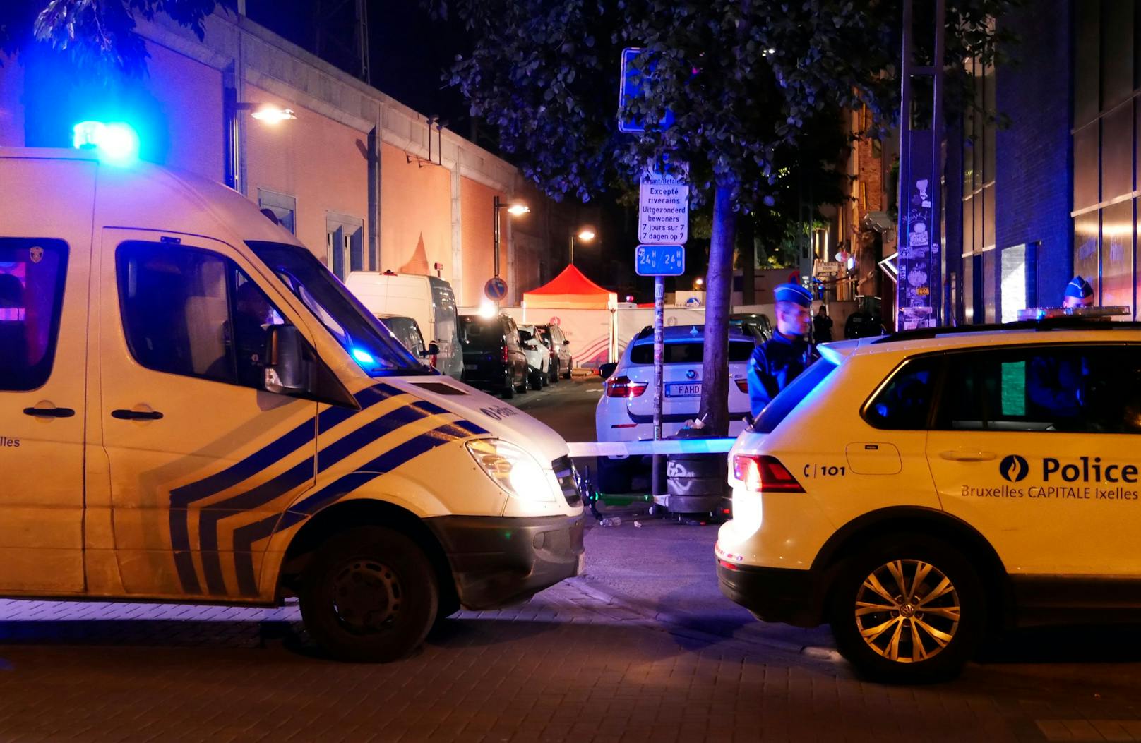 Nach einem tödlichen Messerangriff auf Polizisten in Brüssel ermittelt die belgische Anti-Terror-Staatsanwaltschaft.