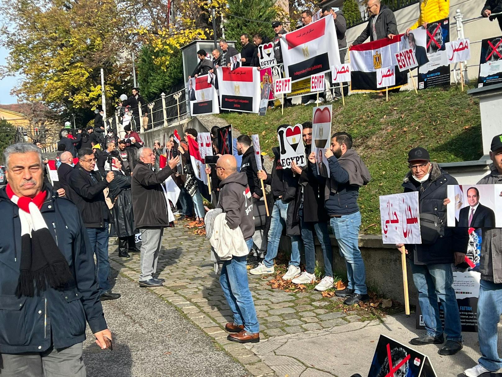 Hunderte Demonstranten vor der ägyptischen Botschaft in Wien-Döbling.
