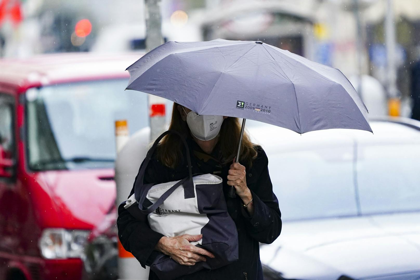 Eine Fußgängerin in Wien trägt eine FFP2-Maske.
