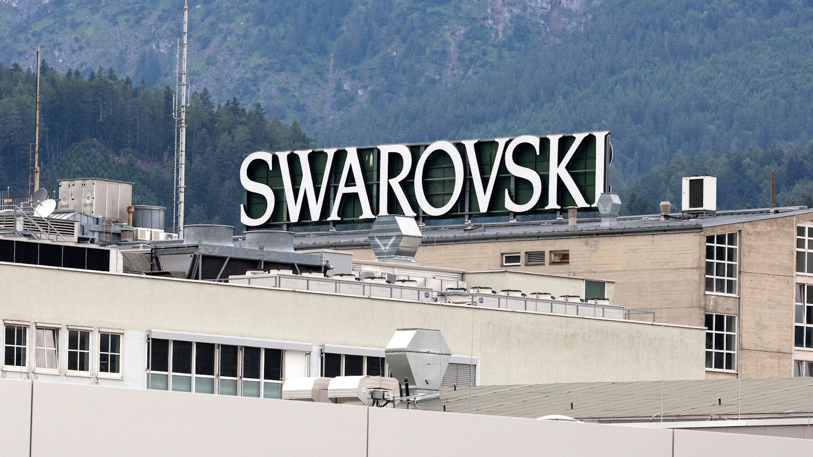 Der Kristallkonzern Swarovski baut Dutzende Mitarbeiter ab.