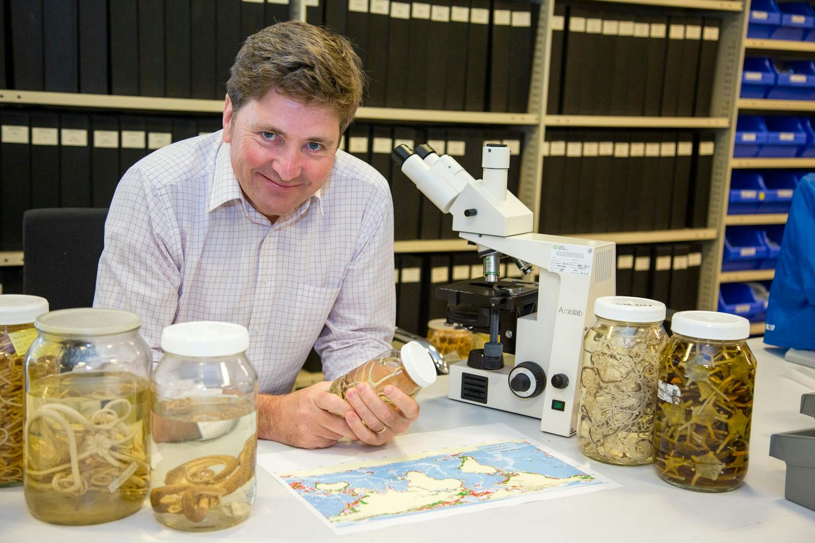 Forschungsleiter Tim O’Hara vom Wirbeltier-Forschungslabor neben einigen gefangenen Exemplaren.