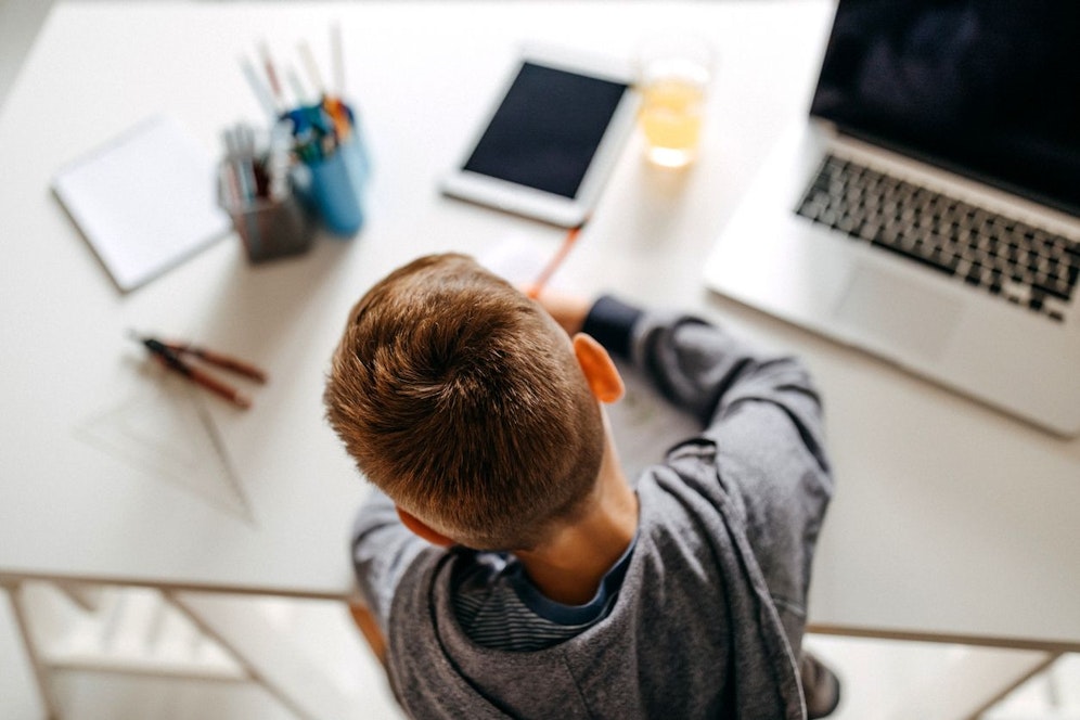 Alexandra und Michael reparieren gebrauchte Laptops und spenden diese an Kinder, die keine elektronischen Endgeräte besitzen.