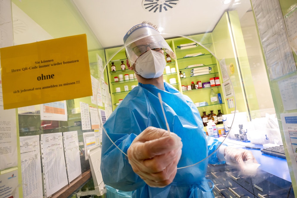 Coronatest in Apotheke in München. Künftig sollen in Bayern Virus-Kranke nicht mehr isoliert werden.