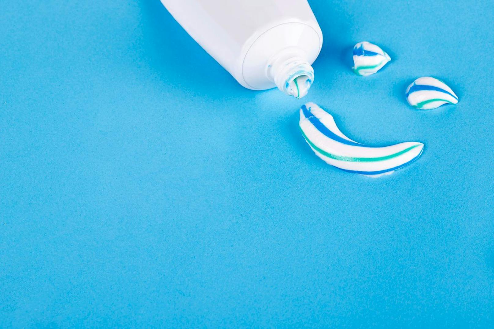 Gib eine kleine Menge Zahnpasta auf deine Nägel und lasse das Produkt für etwa 10 Minuten einwirken.