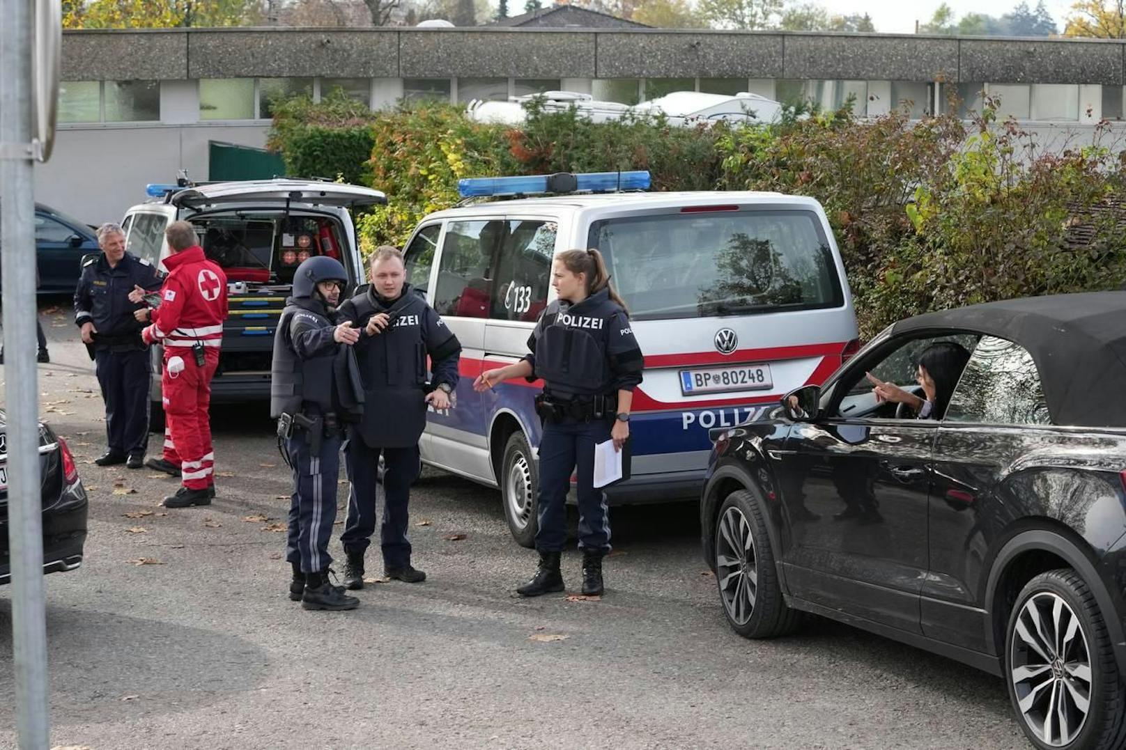 Polizei und Cobra waren nach einer Amokdrohung in Dornbirn im Großeinsatz und sperrten Straßen ab.
