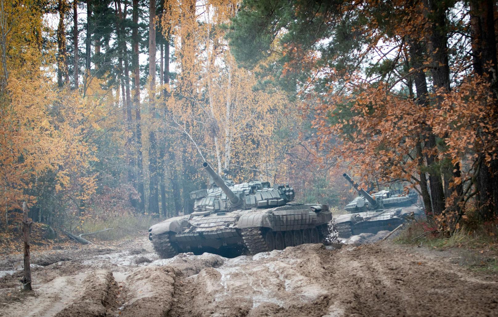 Die ukrainische Armee lässt ihre Soldaten auch in Grenznähe mit ex-russischen T-72 Panzern üben und patrouillieren.&nbsp;