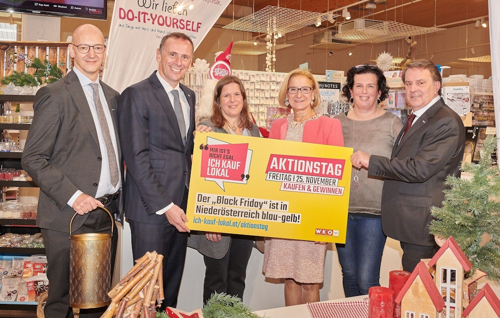 Gemeinsamer Rundgang beim #ichkauflokal-Partnerbetrieb „Einzigartig Creativshop“ in St. Pölten: WKNÖ-Direktor Johannes Schedlbauer, Landesrat Jochen Danninger, Einzigartig Creativshop-Geschäftsführerin Ulrike Neidhart, Landeshauptfrau Johanna Mikl-Leitner, Einzigartig Creativshop-Geschäftsführerin Annelies Seidl und WKNÖ-Präsident Wolfgang Ecker.