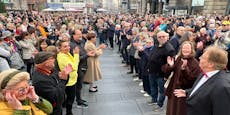 Faschingsbeginn: Hunderte Wiener tanzen am Stephansplatz