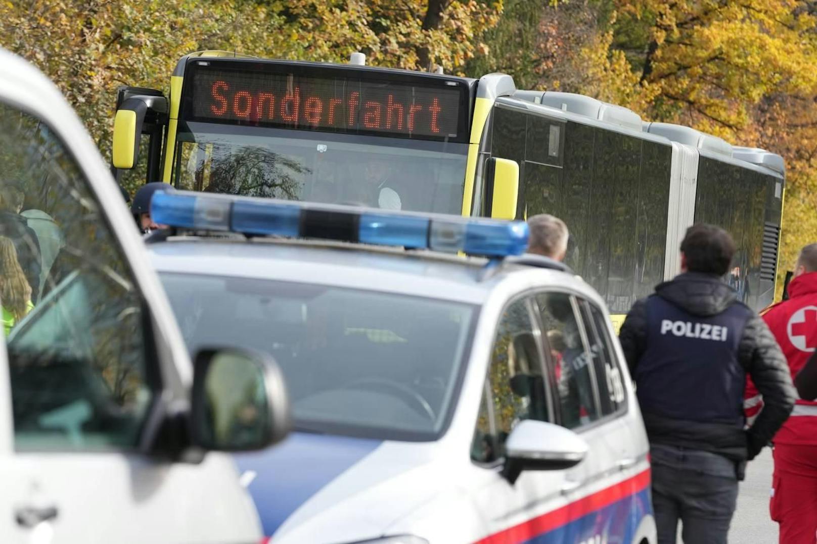 Polizei und Cobra waren nach einer Amokdrohung in Dornbirn im Großeinsatz und sperrten Straßen ab.