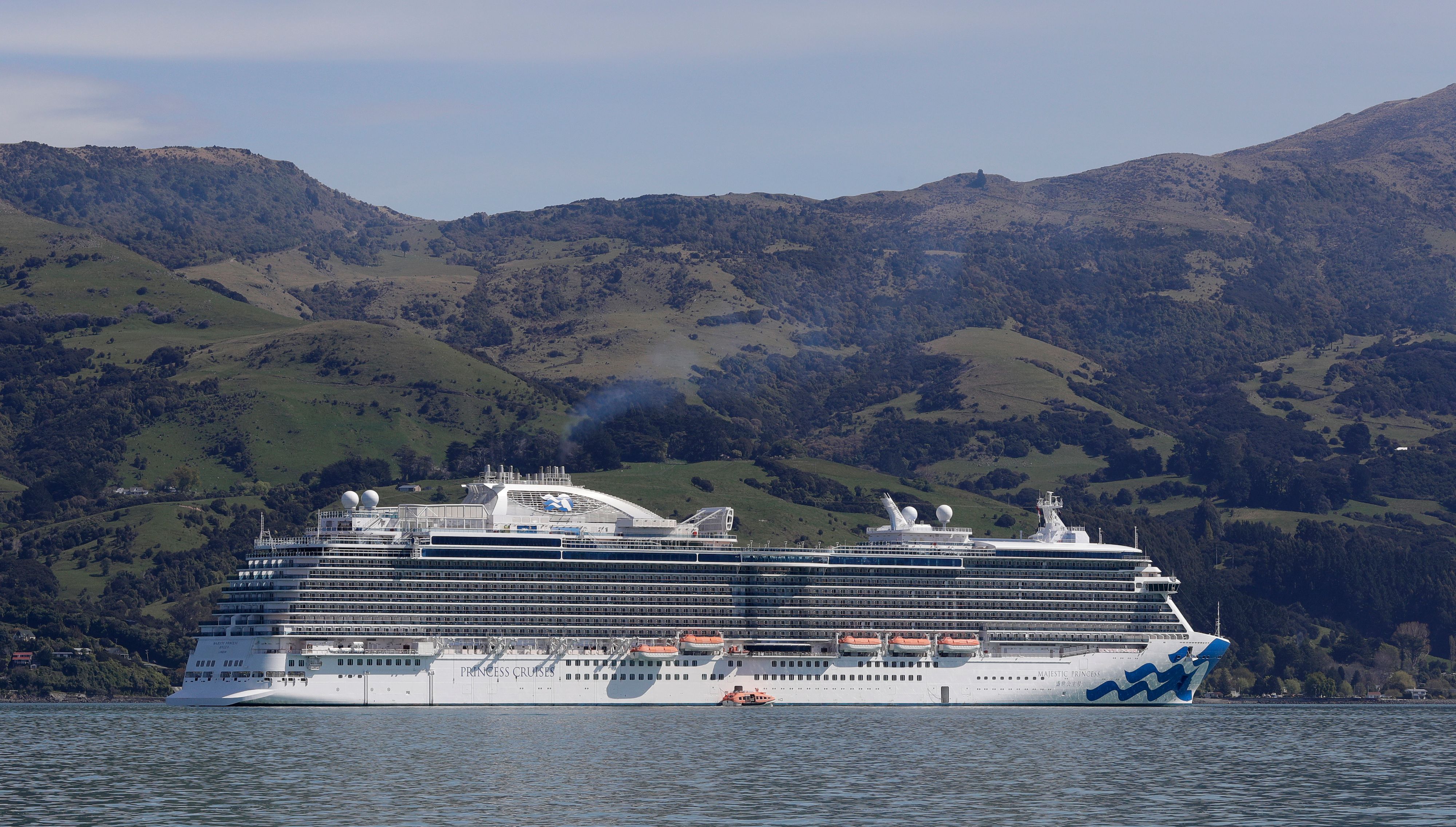 Download von www.picturedesk.com am 11.11.2022 (17:43).  In this Oct. 2, 2018 photo, cruise ship the Majestic Princess at anchor in Akaroa Harbour, in the South Island of New Zealand. With concern rising about the impact of tourism on the environment, New Zealand on Thursday, Nov. 1, 2018, launched a new campaign to try to get visitors to dispose of their litter in bins and otherwise take care of the country. (AP Photo/Mark Baker) - 20181002_PD15990 - Rechteinfo: Rights Managed (RM)