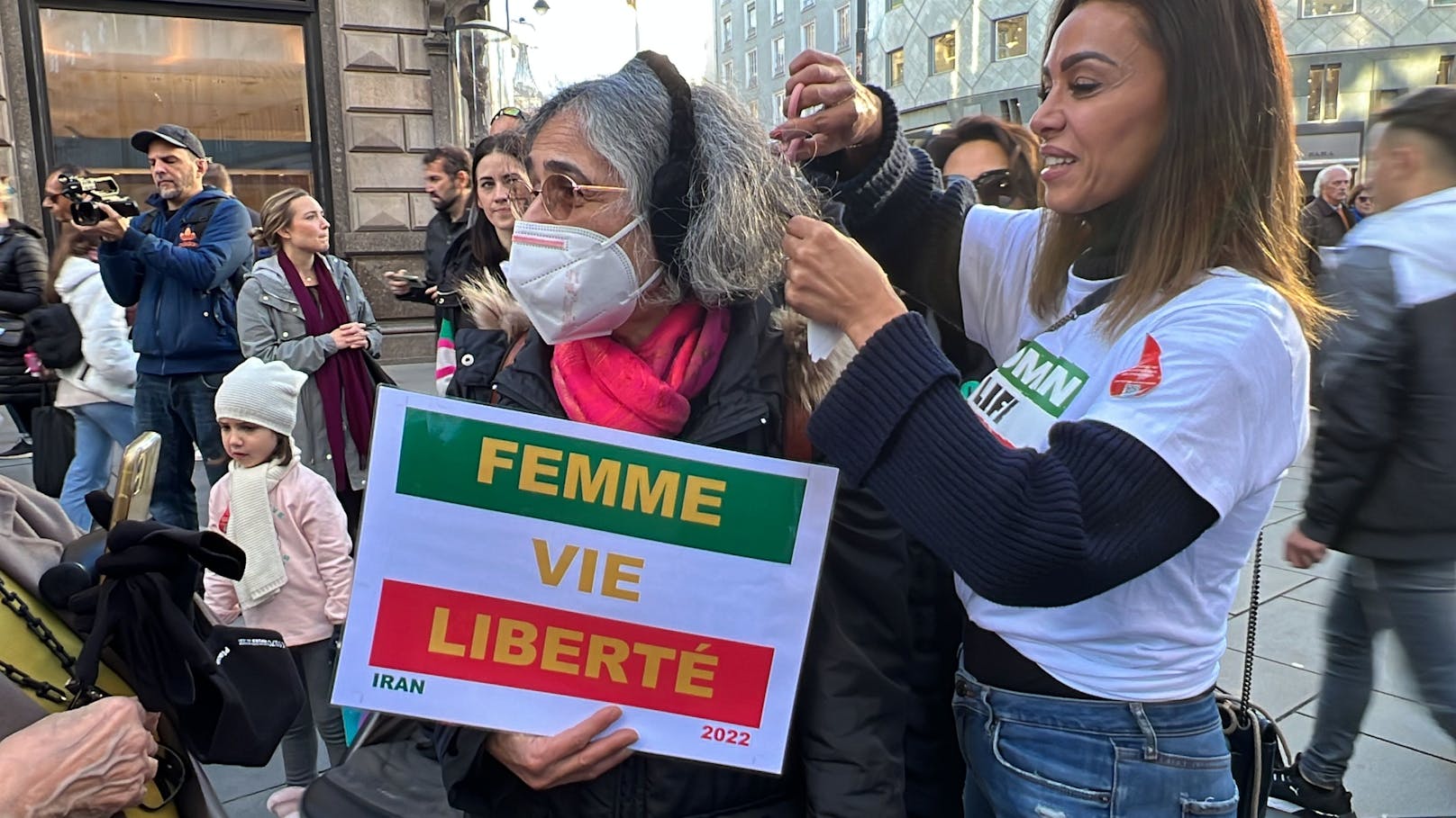 Am Samstagnachmittag fand mitten in der Wiener City am Stephansplatz eine Kundgebung für Frauen im Iran statt.