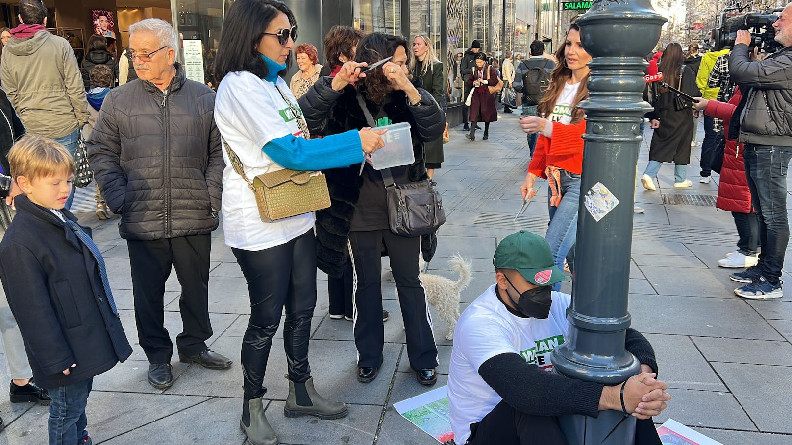 Hunderte Menschen nahmen am Samstag an der Aktion vor dem Stephansdom teil und ließen sich ihre Haare abschneiden.