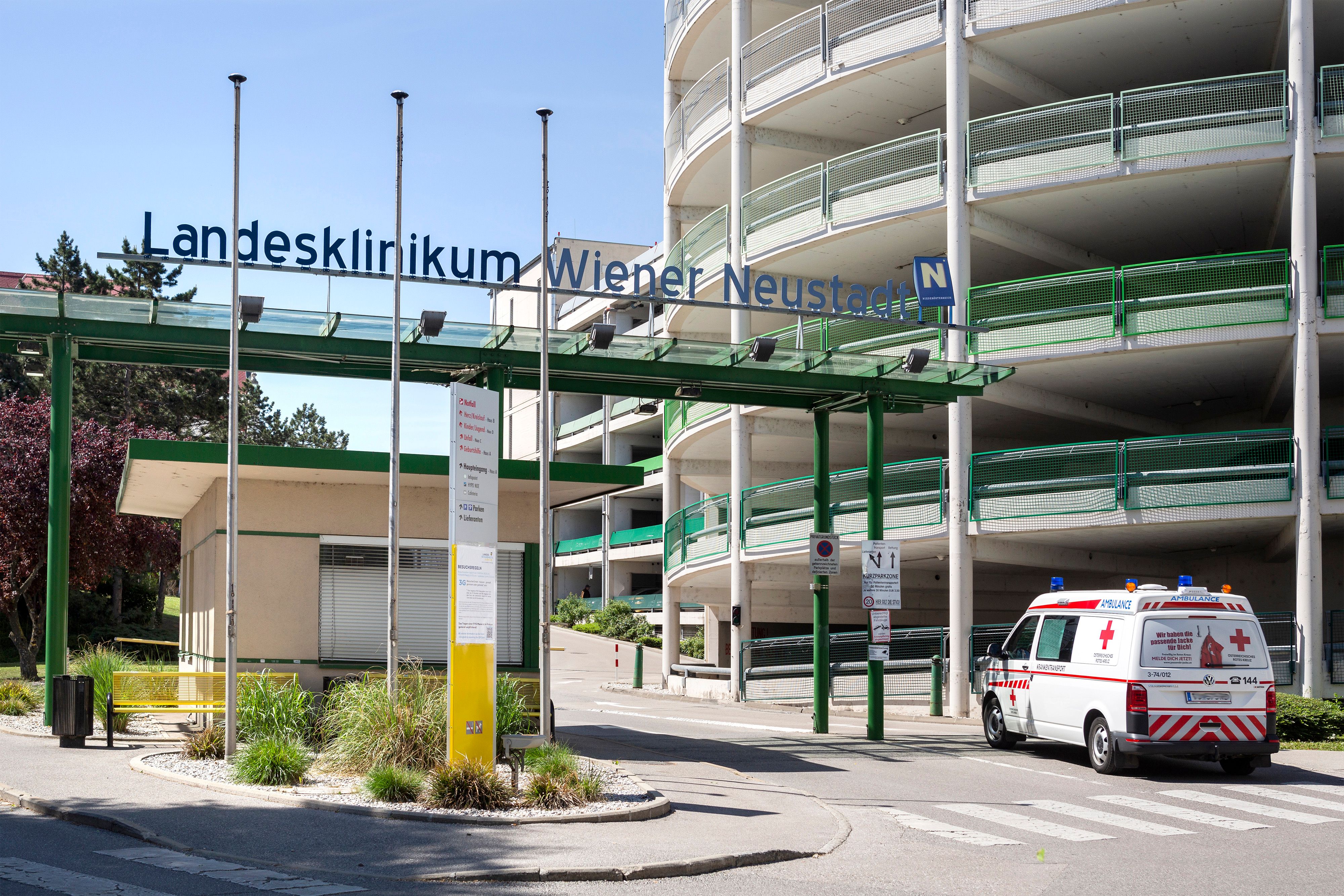 Das schwer verletzte Kleinkind wurde ins Krankenhaus gebracht (Symbolbild).