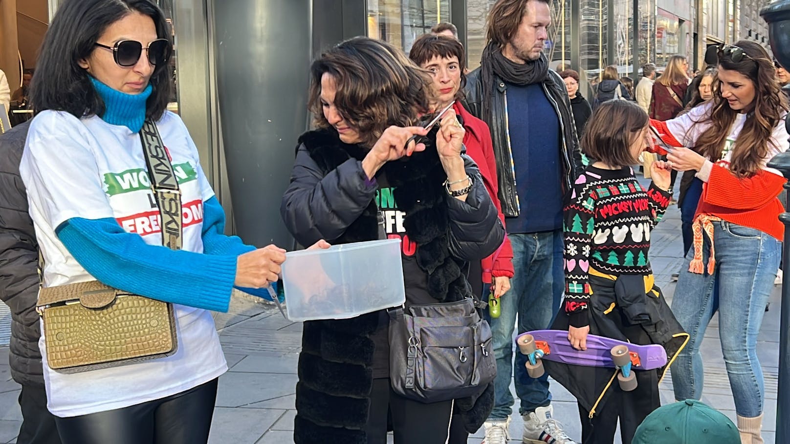 Immer mehr Frauen im Iran schneiden sich aus Protest die Haare ab und erfahren internationale Solidarität.