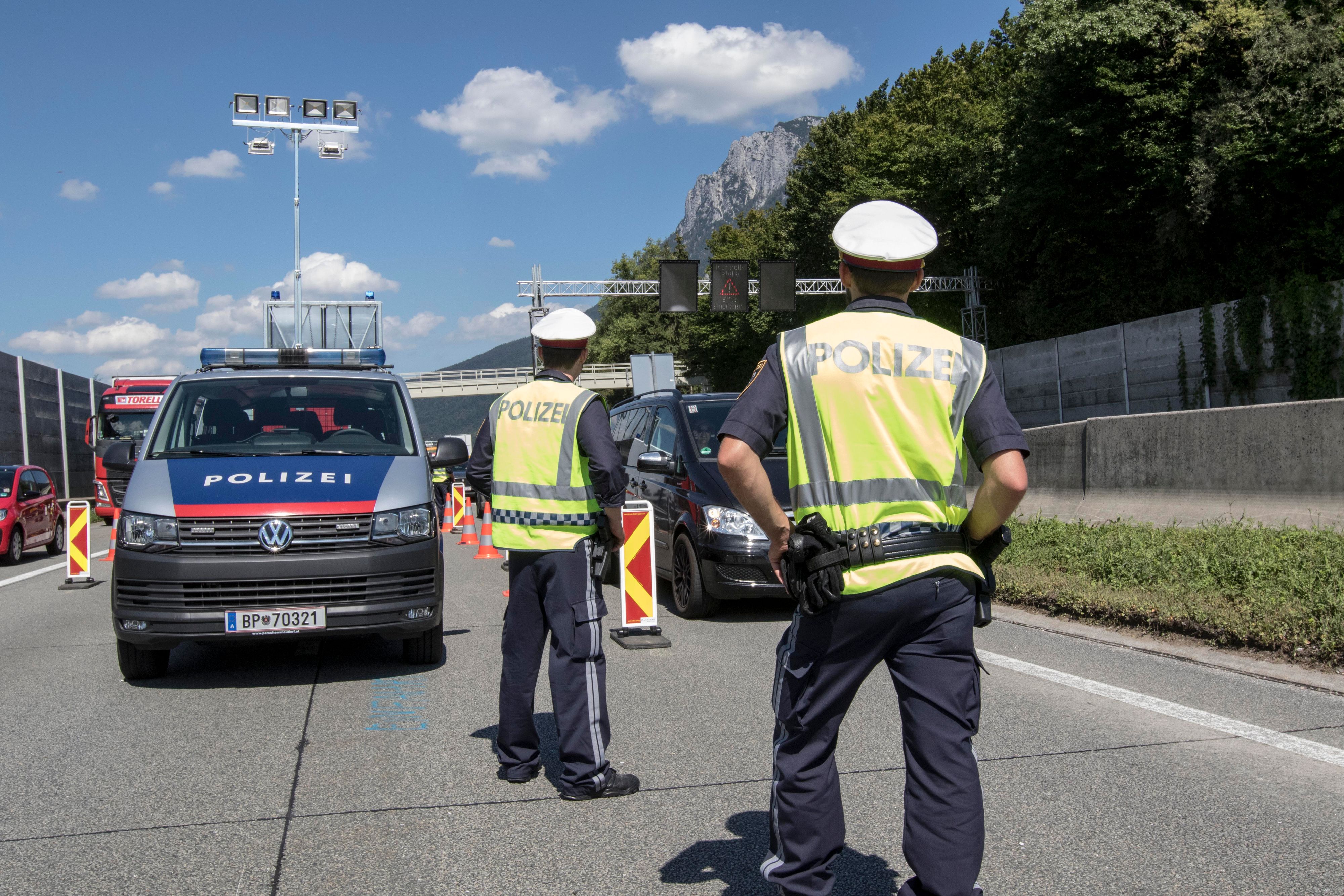 Download von www.picturedesk.com am 12.11.2022 (11:12).  AUT, 2018-07-11: FEATURE POLIZEI - GRENZKONTROLLEN DER OESTERREICHISCHEN POLIZEI IM RAHMEN DES EU-INNENMINISTER-TREFFEN IN INNSBRUCK ; Foto: Roland Muehlanger - 20180711_PD19317 - Rechteinfo: Rights Managed (RM)