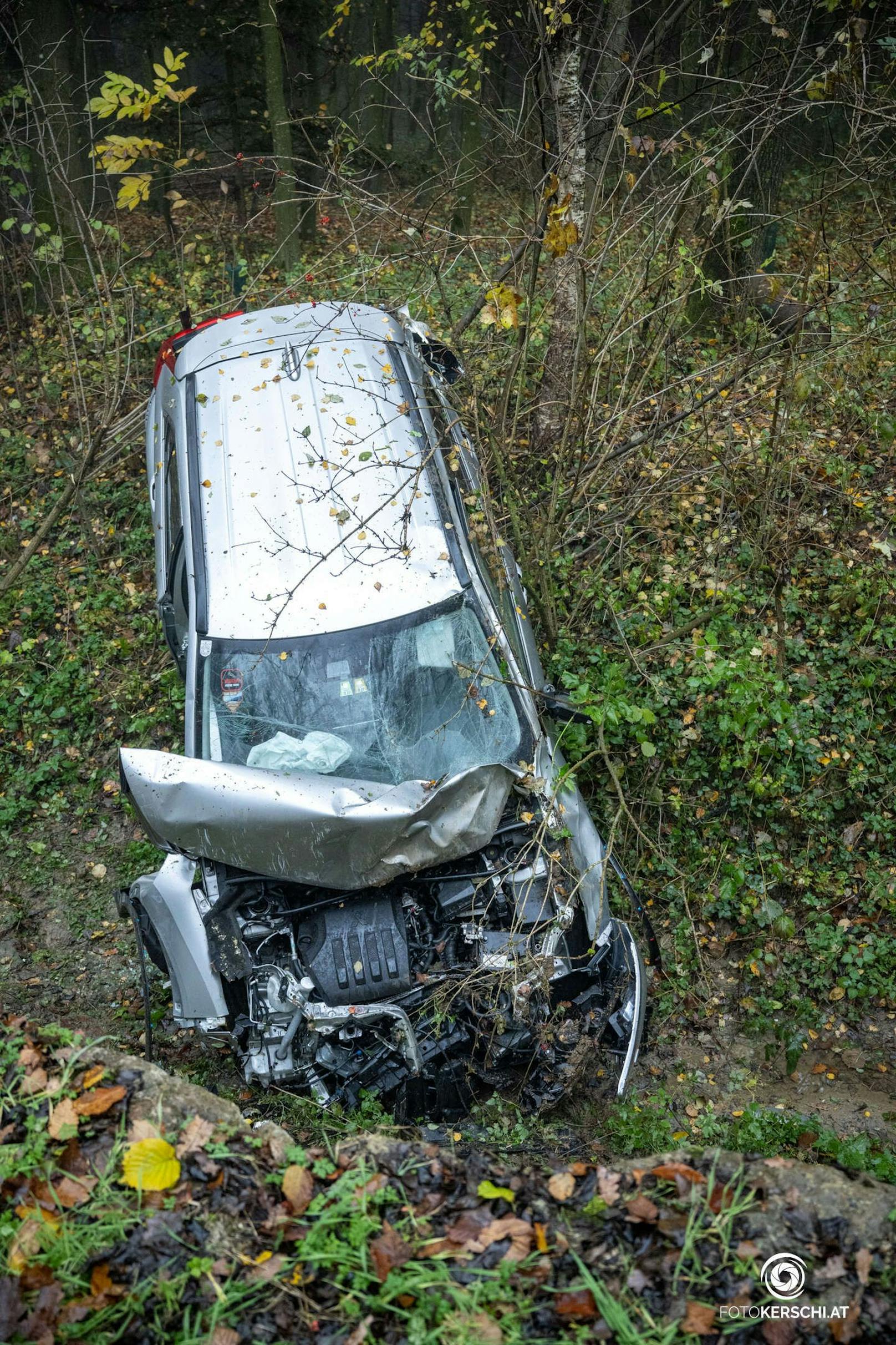 Längere Zeit unbemerkt blieb ein Verkehrsunfall auf einer Verbindungsstraße zwischen Pucking-Hasenufer und Neuhofen an der Krems.