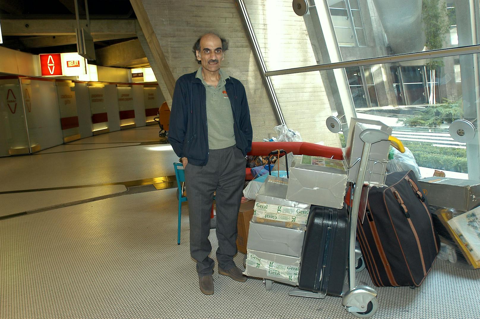Mehran Karimi Nasseri ist am Flughafen Charles de Gaulle, wo er die letzten 18 Jahre verbrachte, gestorben.