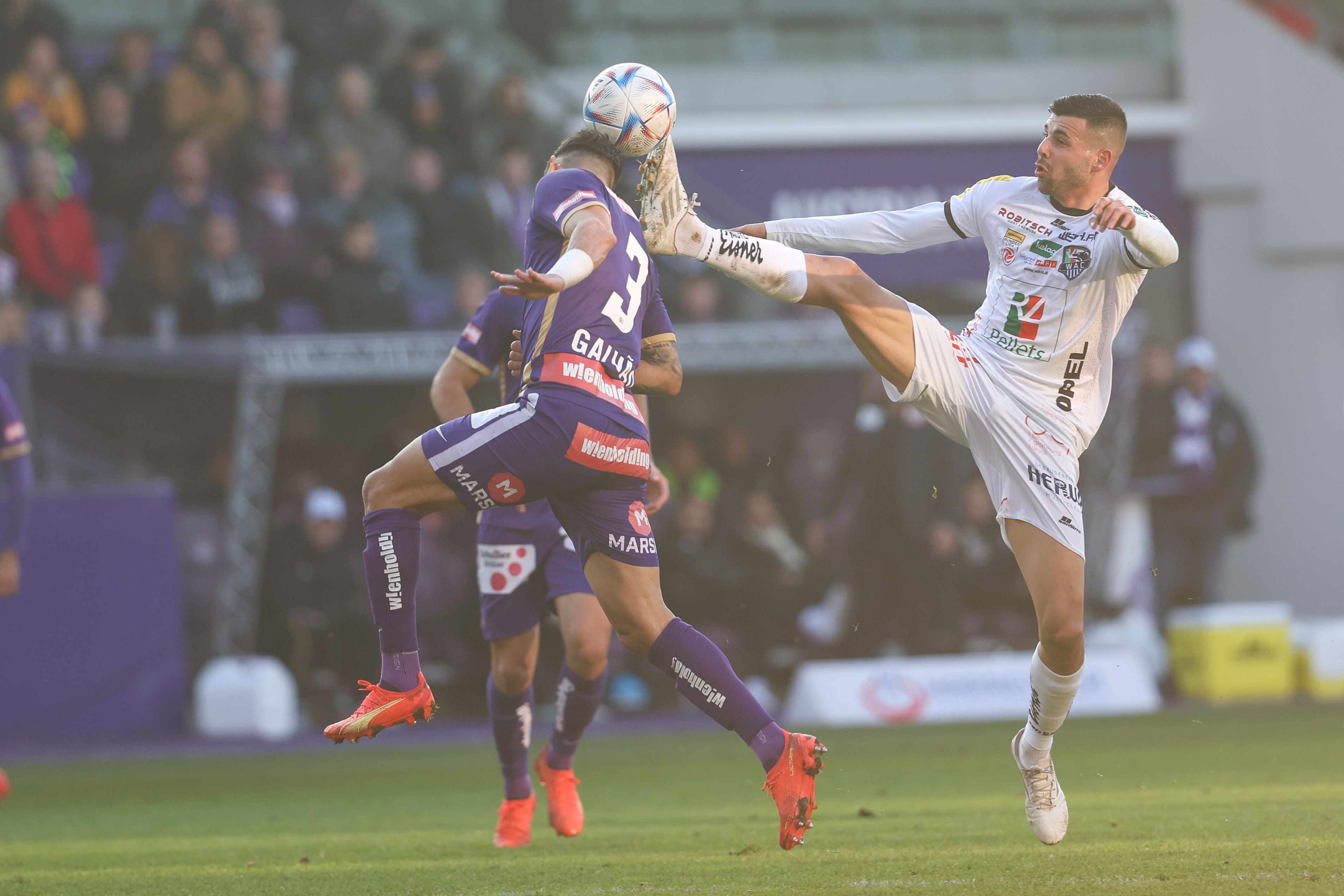 Hohes Bein – der Video-Referee war beim Austria-Heimspiel gegen den WAC gefordert