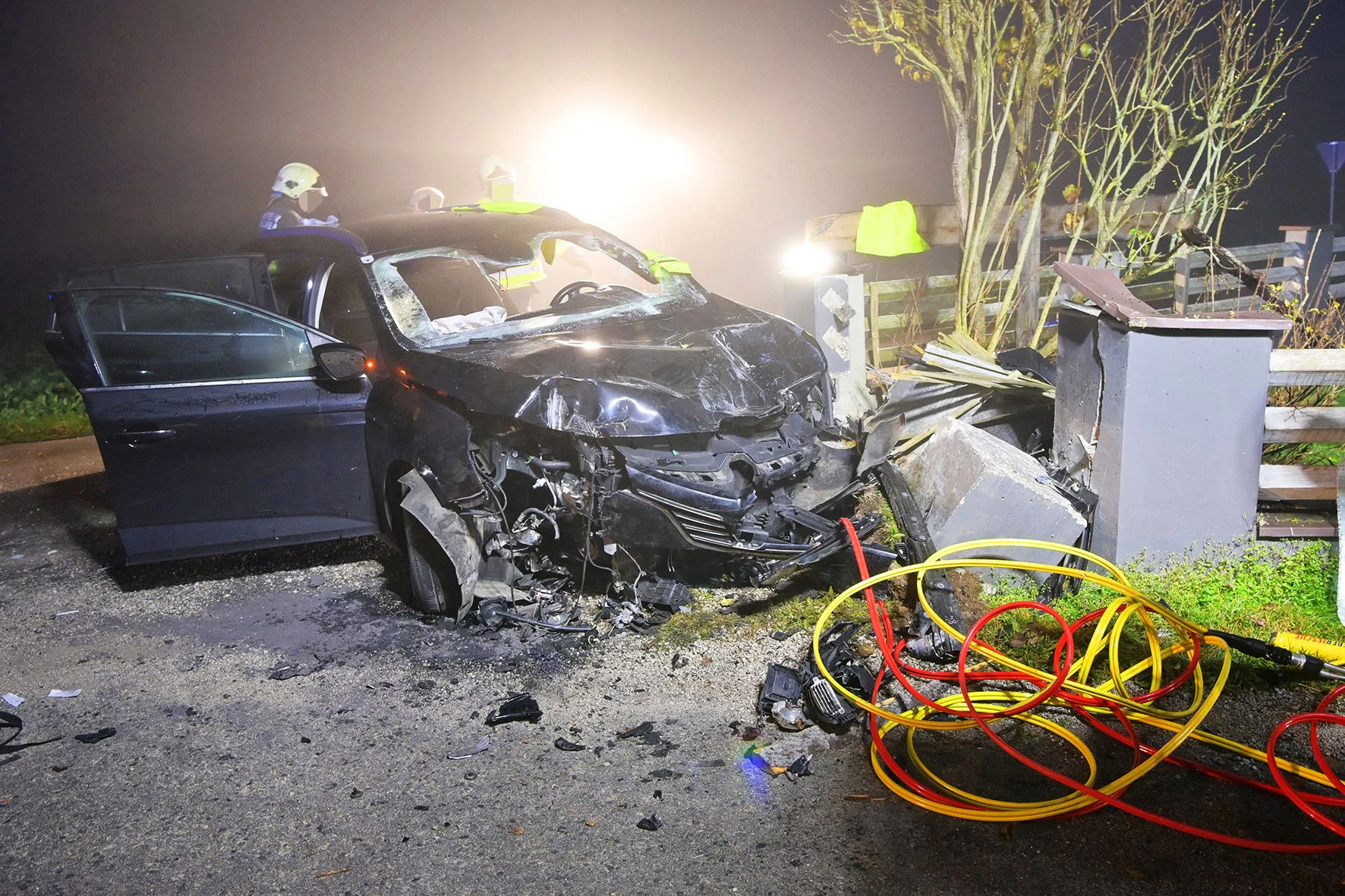 Der 38-Jährige kam von der Straße ab und krachte gegen eine Gartenmauer.