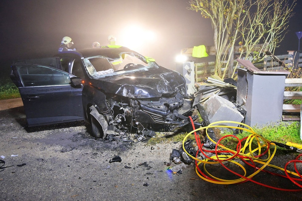 Der 38-Jährige kam von der Straße ab und krachte gegen eine Gartenmauer.