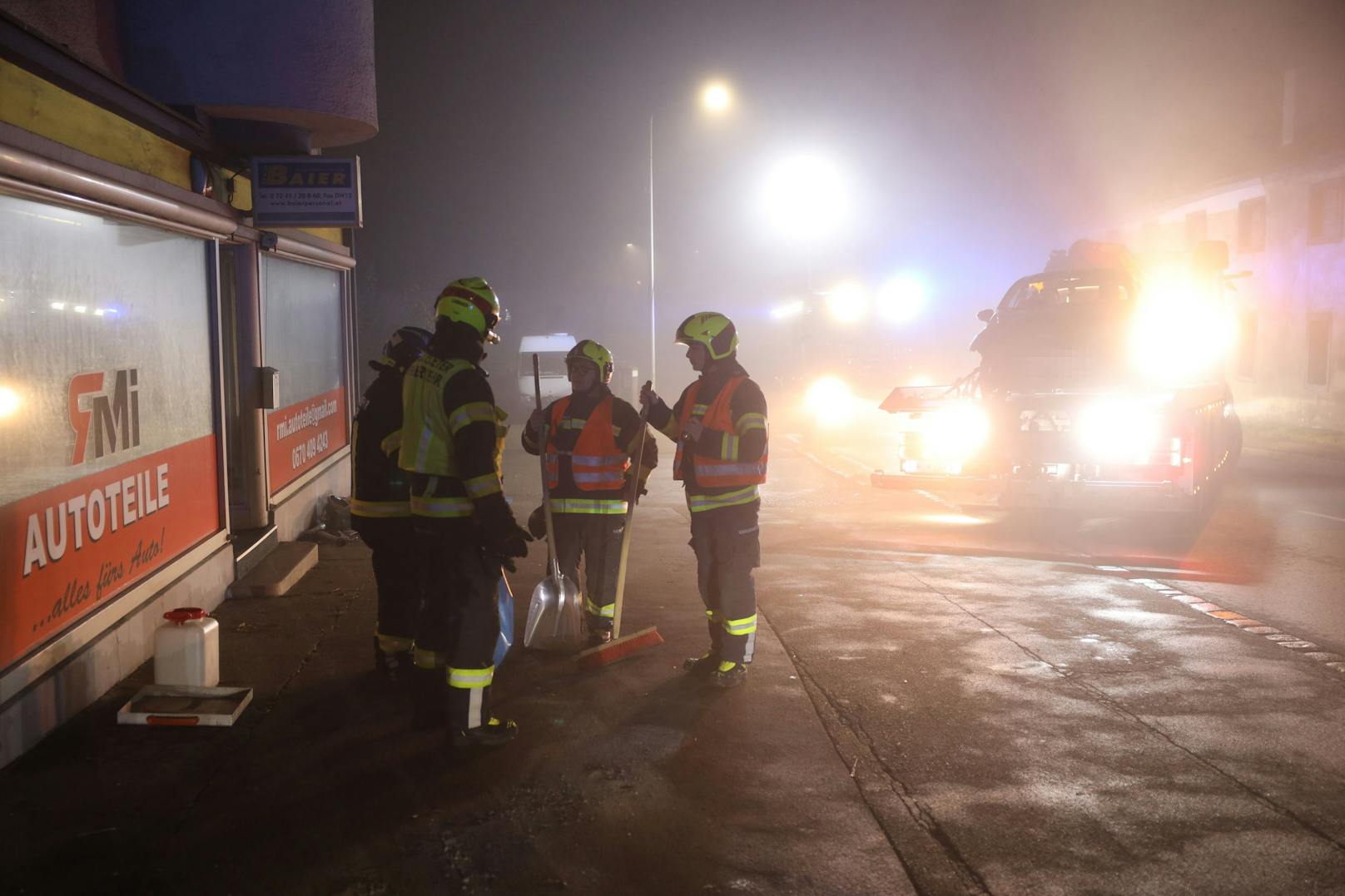 In Lambach (Bezirk Wels-Land) hat am späteren Samstagabend eine Autolenkerin die Kontrolle über ihr Fahrzeug verloren und krachte gegen Verkehrseinrichtungen.