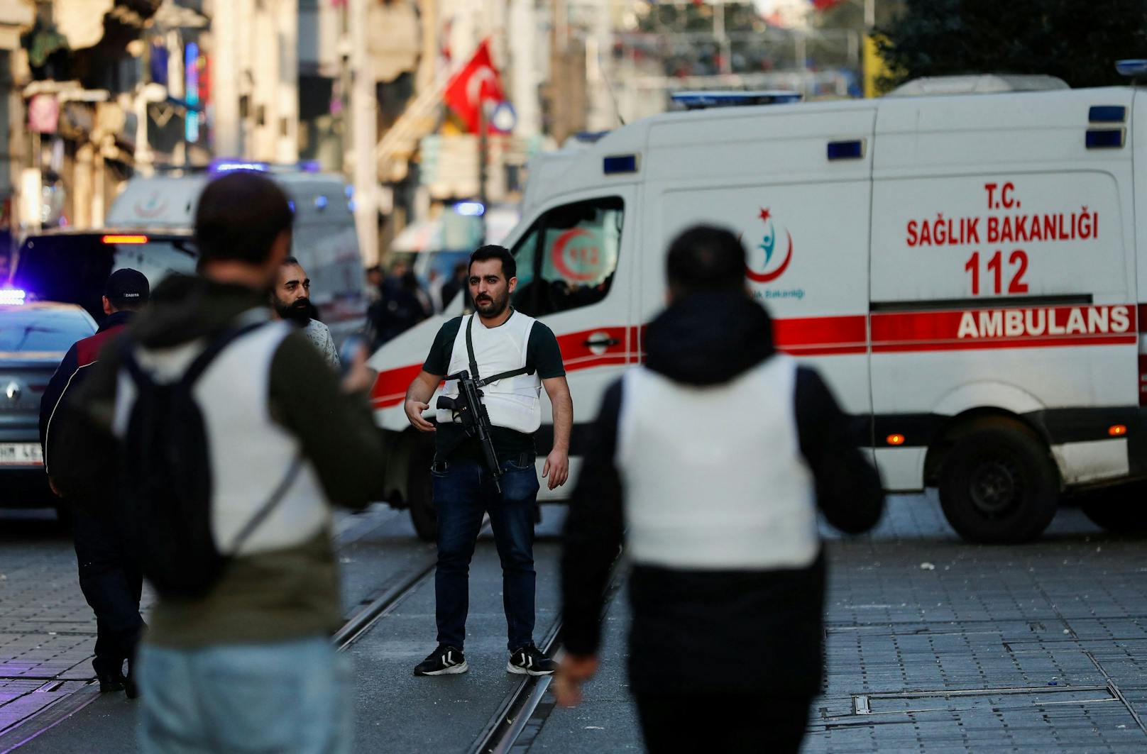 In einer Fußgängerzone mitten in der Istanbuler Innenstadt hat sich eine heftige Explosion ereignet.