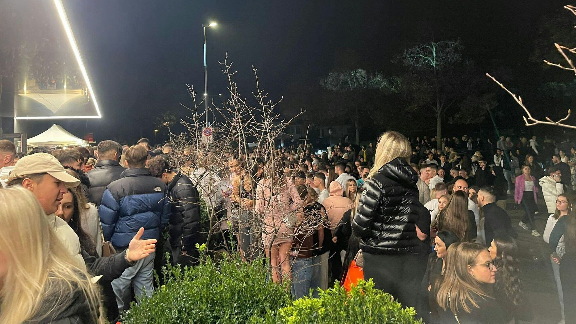 Knapp 2000 Menschen hatten sich laut Polizei zum Zeitpunkt der Drohung in der Halle befunden.
