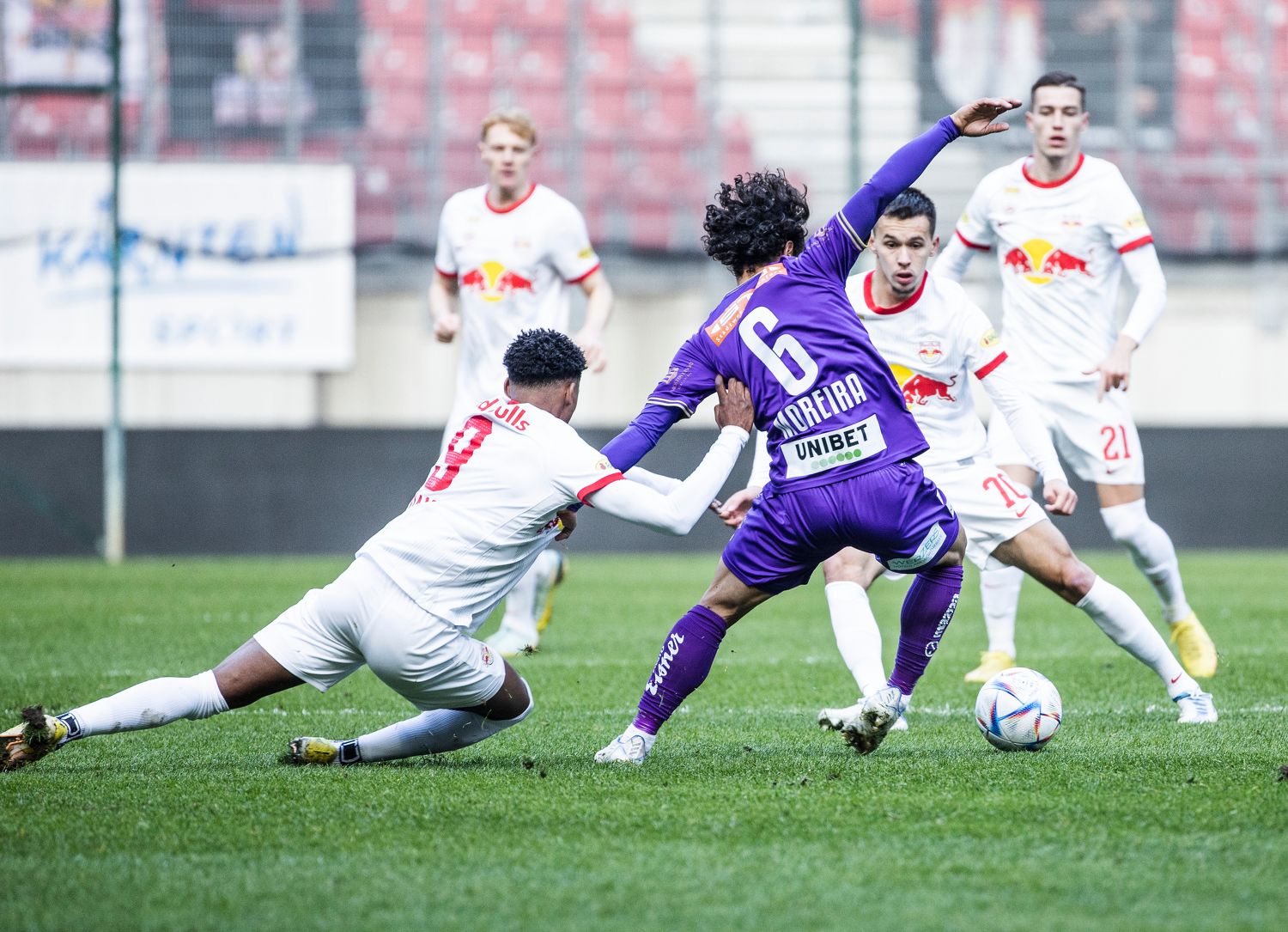 Enger Fight zwischen Salzburg und Klagenfurt.
