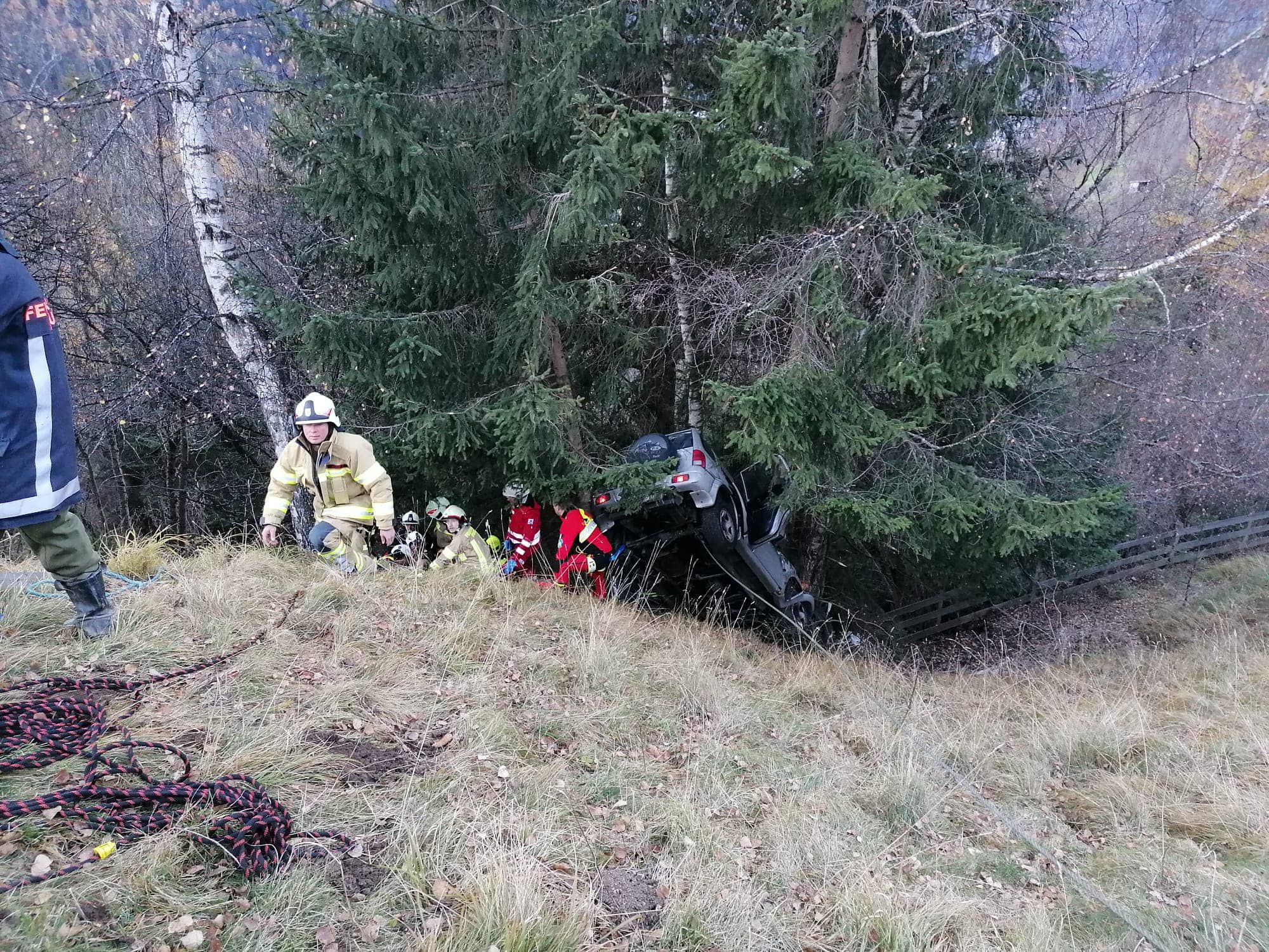In einer Kurve fuhr der Mann aus bisher ungeklärter Ursache geradeaus.
