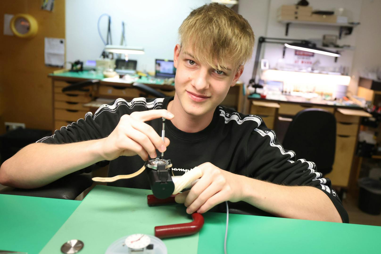 Für Noah (17) kommt kein anderer Beruf als der des Uhrmachers in Frage. Nach der Fachschule möchte er den Meister machen.