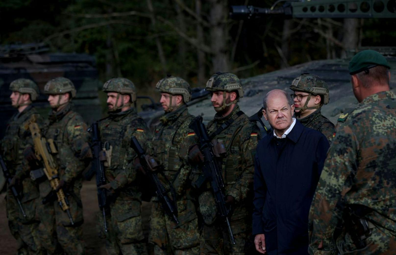 Tausende Tarnanzüge, die für Bundeswehrsoldaten bestimmt sind, tragen auf dem Etikett die angebliche Grösse SS.