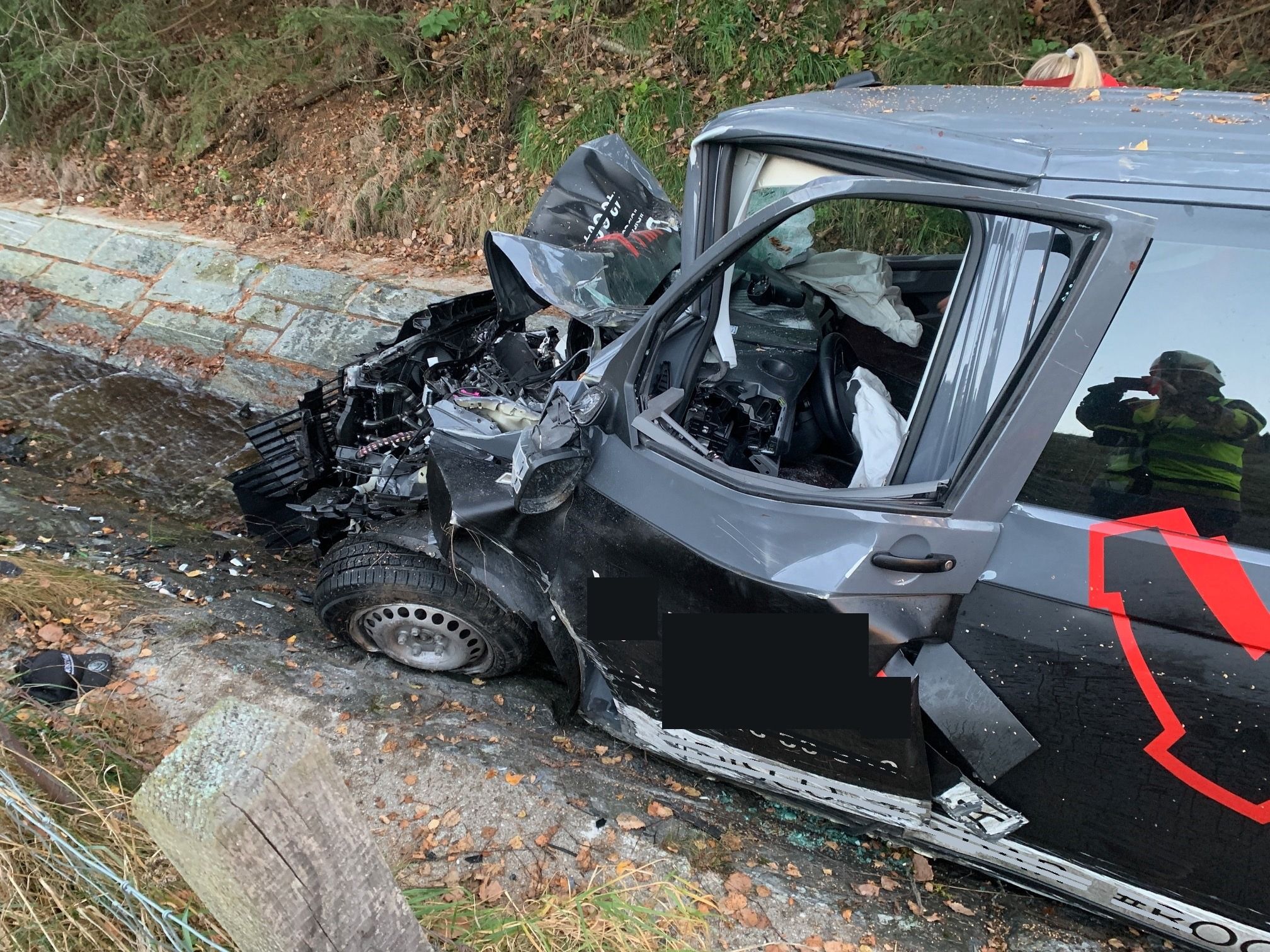 Das Fahrzeug wurde bei dem Crash schwer beschädigt.