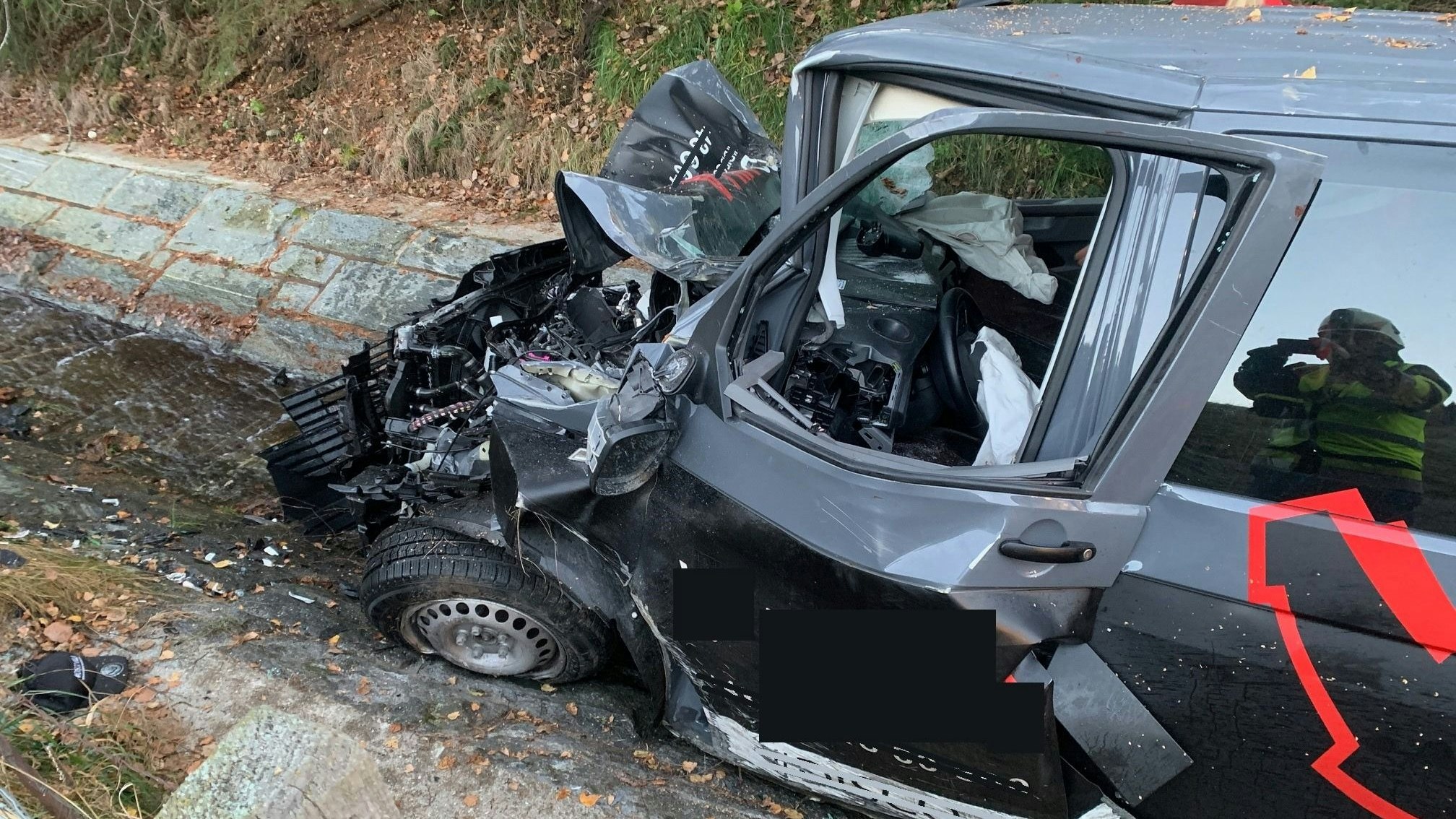 Das Fahrzeug wurde bei dem Crash schwer beschädigt.