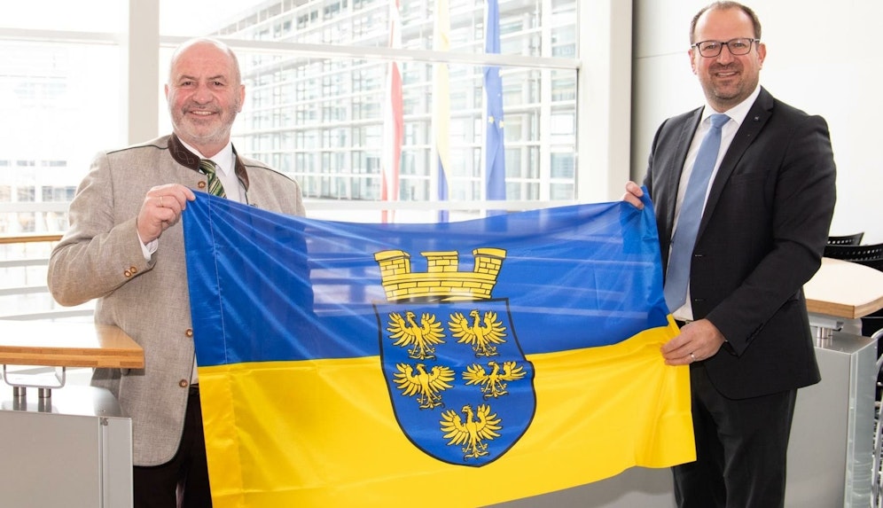 Bernhard Ebner, Landesgeschäftsführer der Volkspartei NÖ (re.), mit der Niederösterreich-Flagge