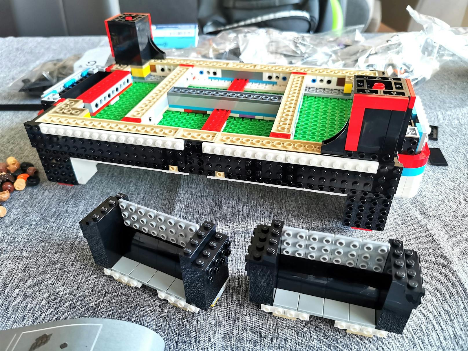 ... Preis von 250 Euro gegenüber, was den Tischkicker wohl nicht so interessant für LEGO-Fans macht, die mit Fußball nichts am Hut haben. Und auch der Bauspaß hält ...